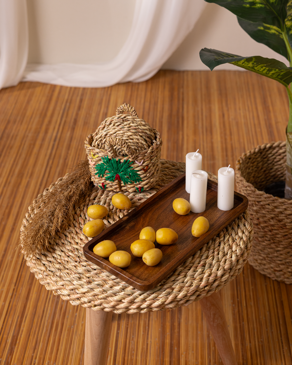 Round Halfa Table With Wooden Legs