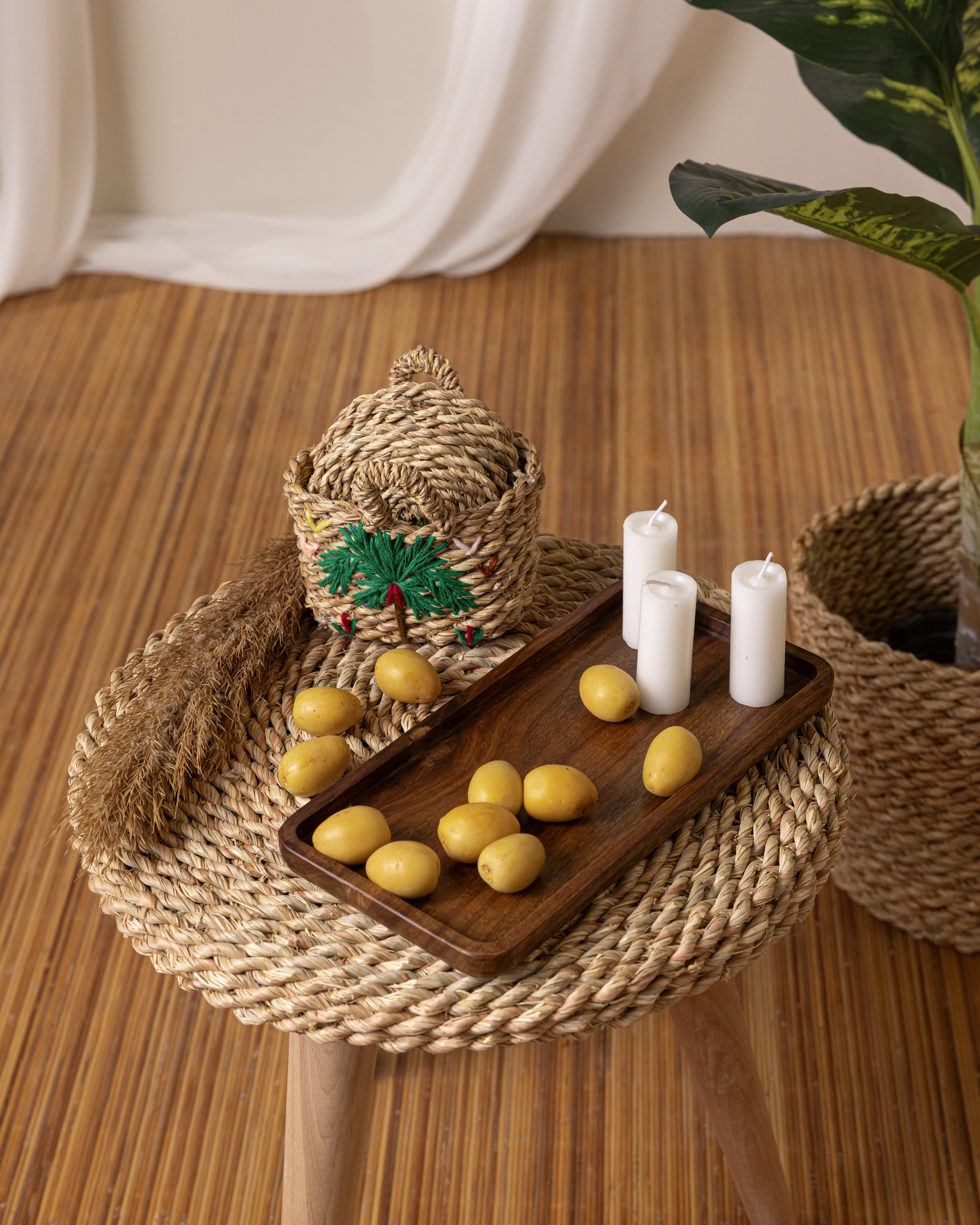 Round Halfa Table With Wooden Legs