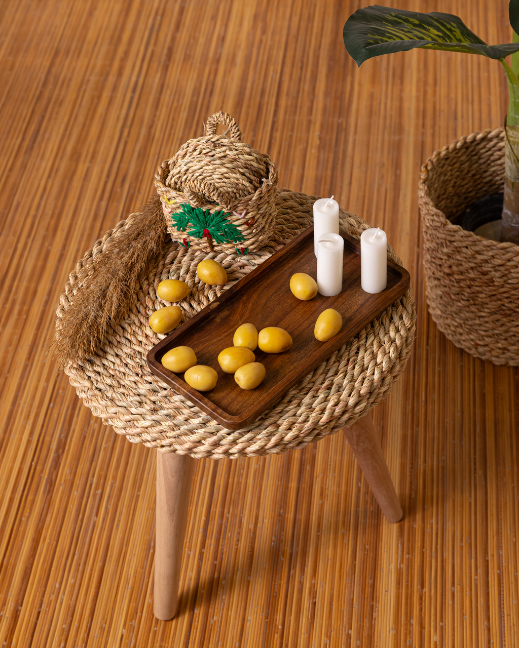 Round Halfa Table With Wooden Legs