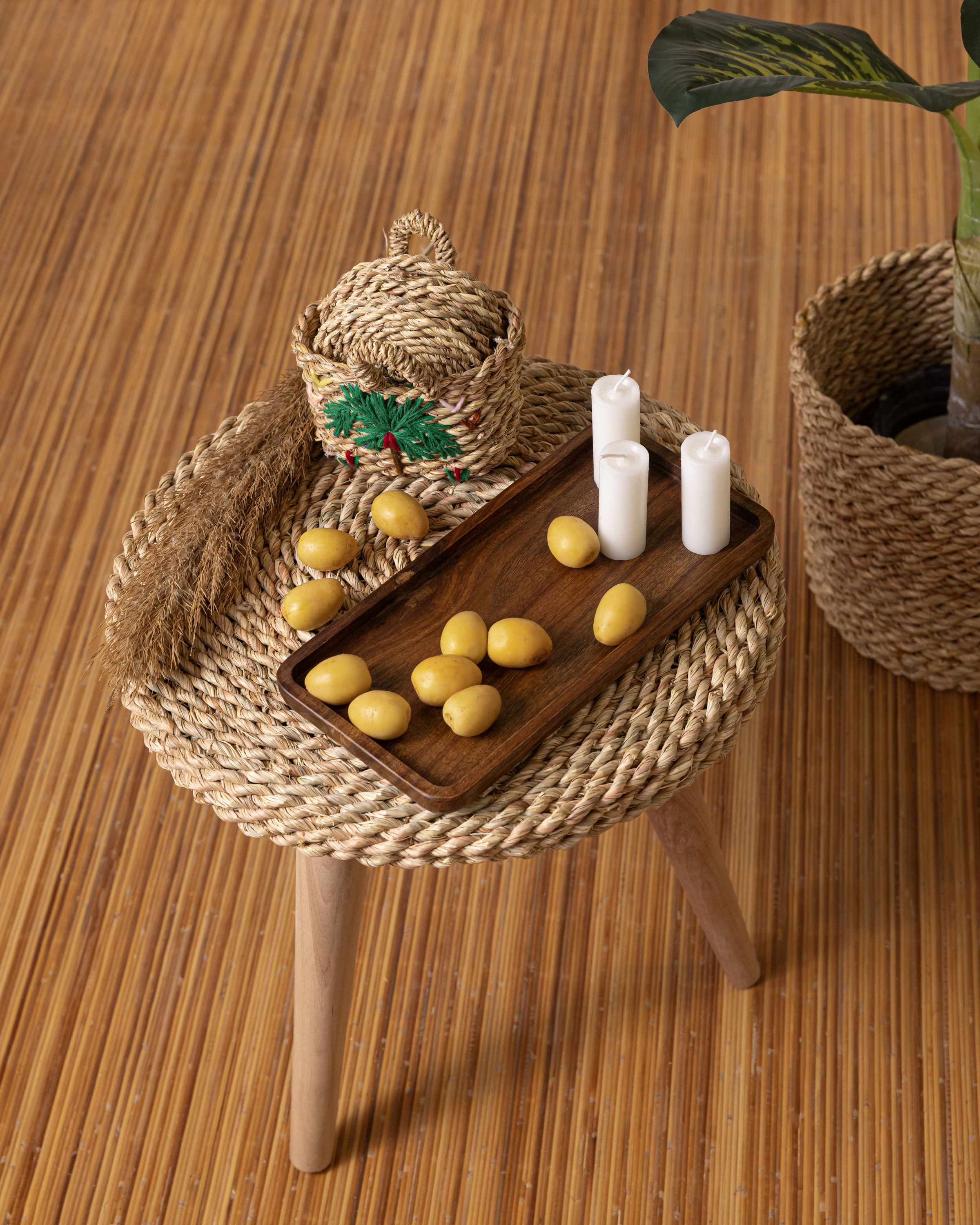 Round Halfa Table With Wooden Legs